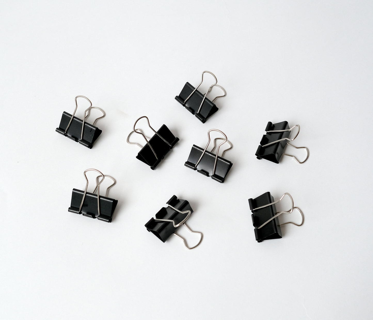 Schwarze Büroklammern aus Metall, 2 Stück